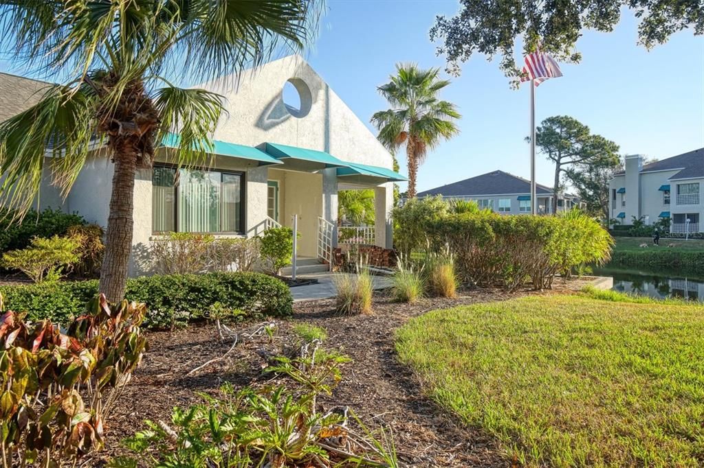 Под контрактом: $789,900 (3 спален, 2 ванн, 1742 Квадратных фут)