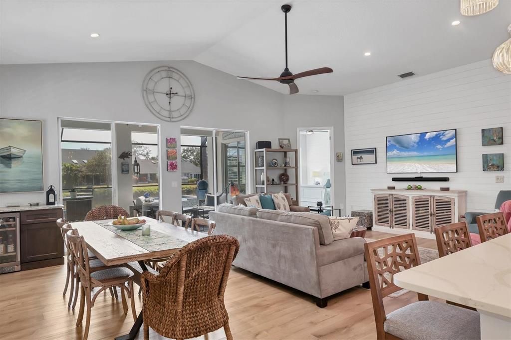 Под контрактом: $789,900 (3 спален, 2 ванн, 1742 Квадратных фут)