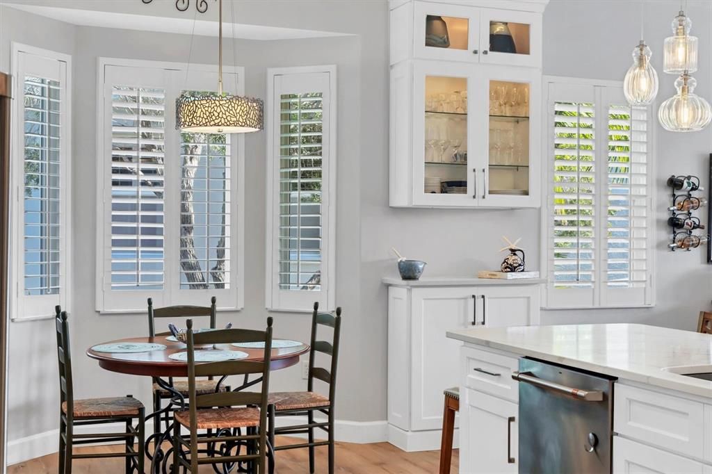 Под контрактом: $789,900 (3 спален, 2 ванн, 1742 Квадратных фут)