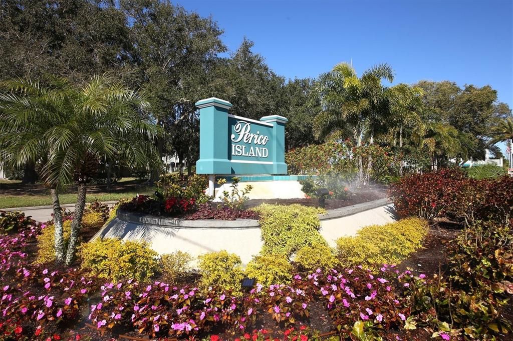 Под контрактом: $789,900 (3 спален, 2 ванн, 1742 Квадратных фут)