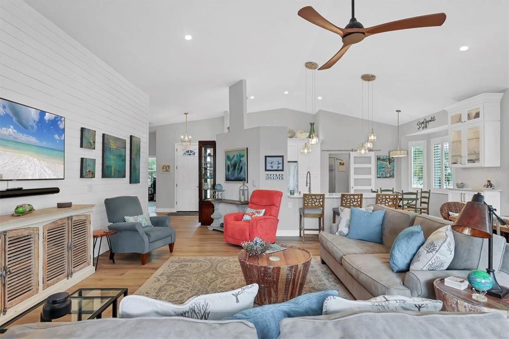 Под контрактом: $789,900 (3 спален, 2 ванн, 1742 Квадратных фут)