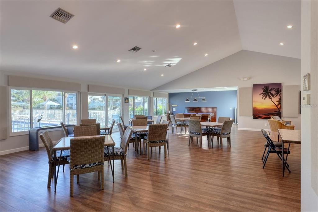 Под контрактом: $789,900 (3 спален, 2 ванн, 1742 Квадратных фут)