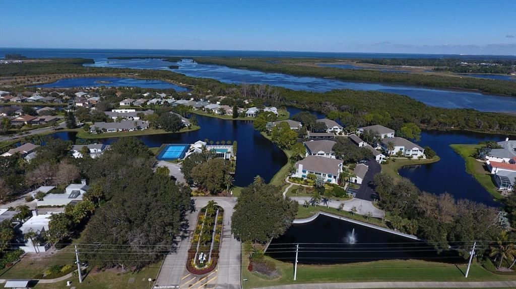 Под контрактом: $789,900 (3 спален, 2 ванн, 1742 Квадратных фут)