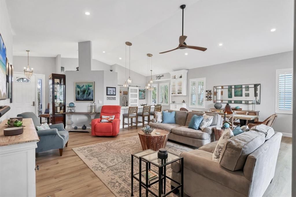 Под контрактом: $789,900 (3 спален, 2 ванн, 1742 Квадратных фут)