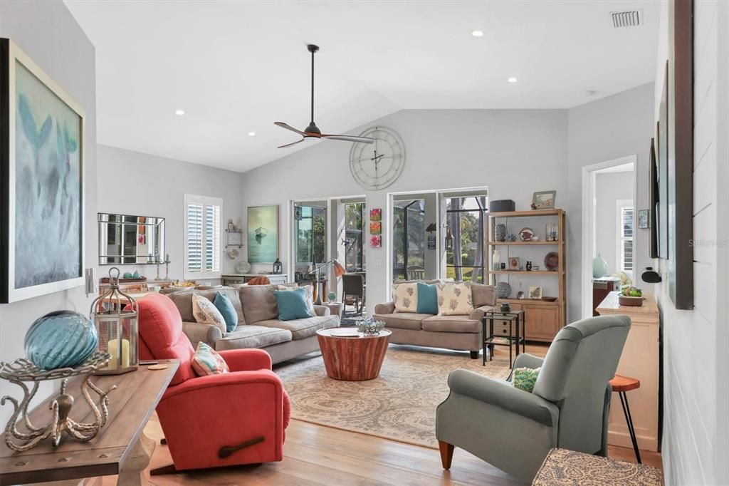 Под контрактом: $789,900 (3 спален, 2 ванн, 1742 Квадратных фут)