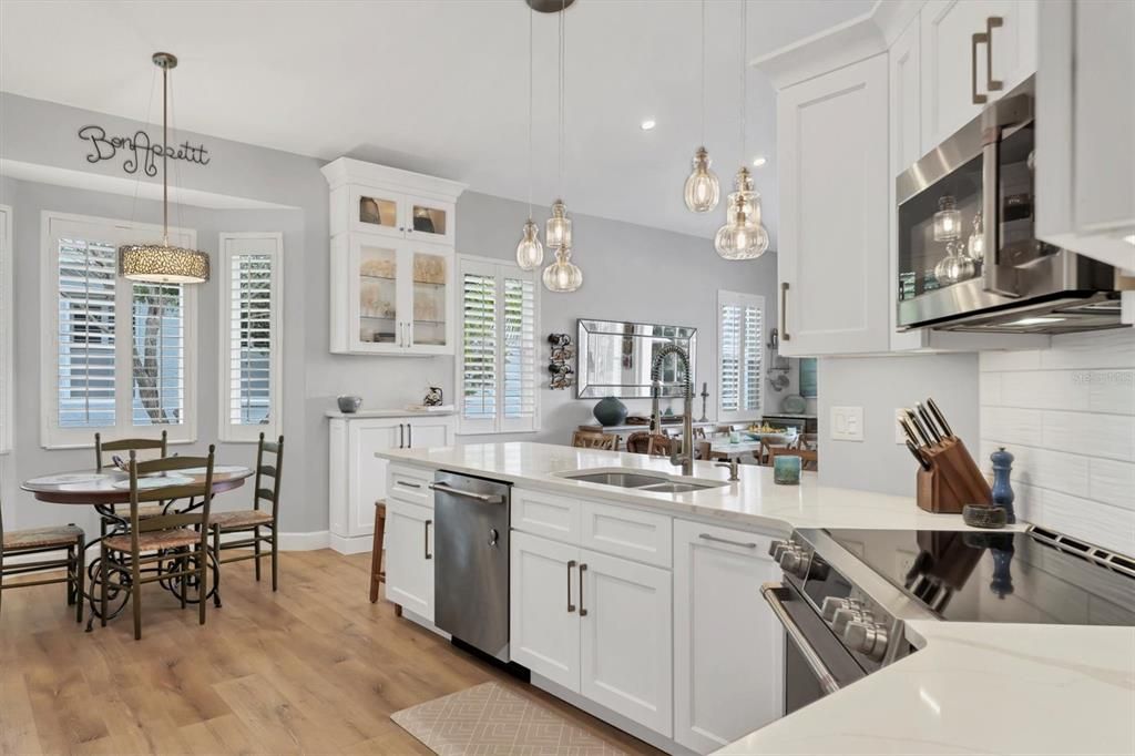 Под контрактом: $789,900 (3 спален, 2 ванн, 1742 Квадратных фут)