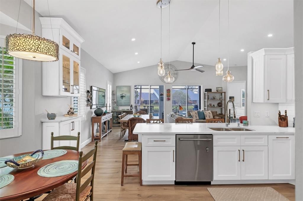 Под контрактом: $789,900 (3 спален, 2 ванн, 1742 Квадратных фут)