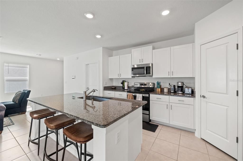 На продажу: $357,750 (4 спален, 2 ванн, 1875 Квадратных фут)