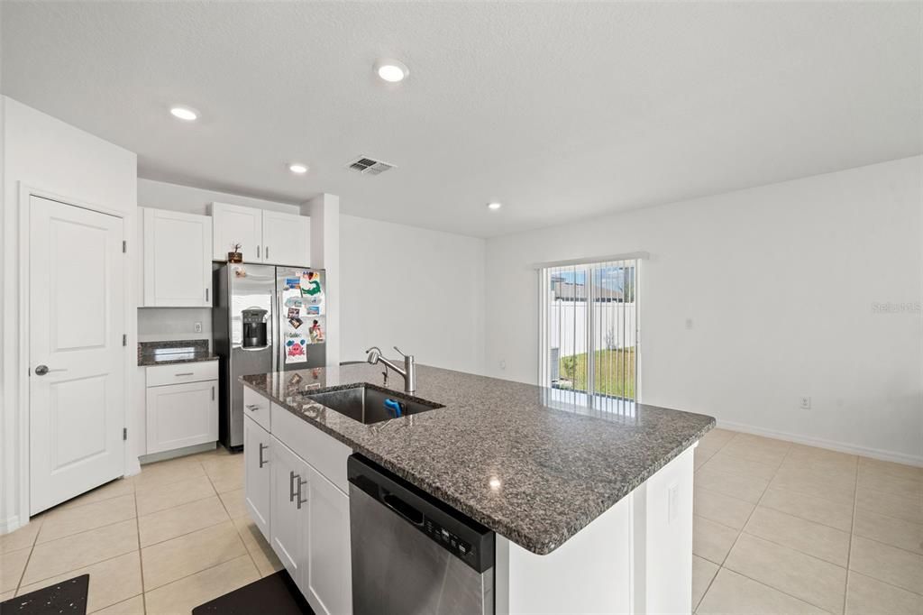 На продажу: $357,750 (4 спален, 2 ванн, 1875 Квадратных фут)