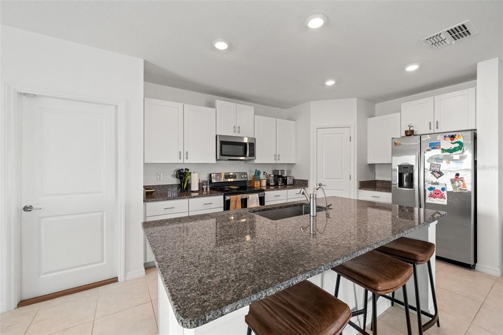 На продажу: $357,750 (4 спален, 2 ванн, 1875 Квадратных фут)