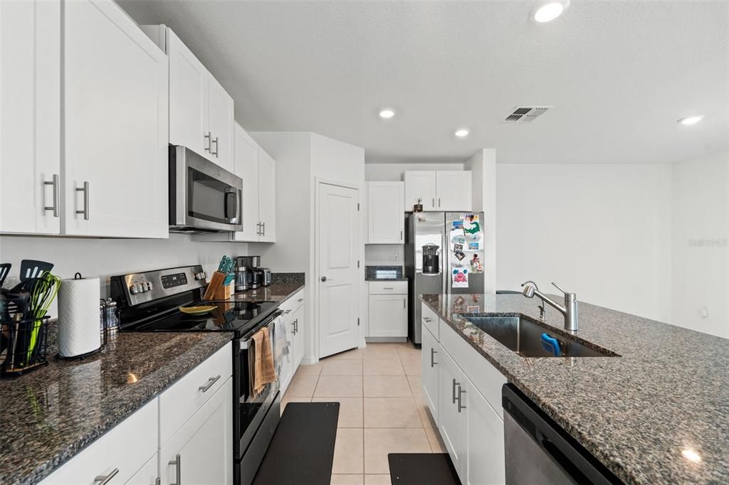 На продажу: $357,750 (4 спален, 2 ванн, 1875 Квадратных фут)