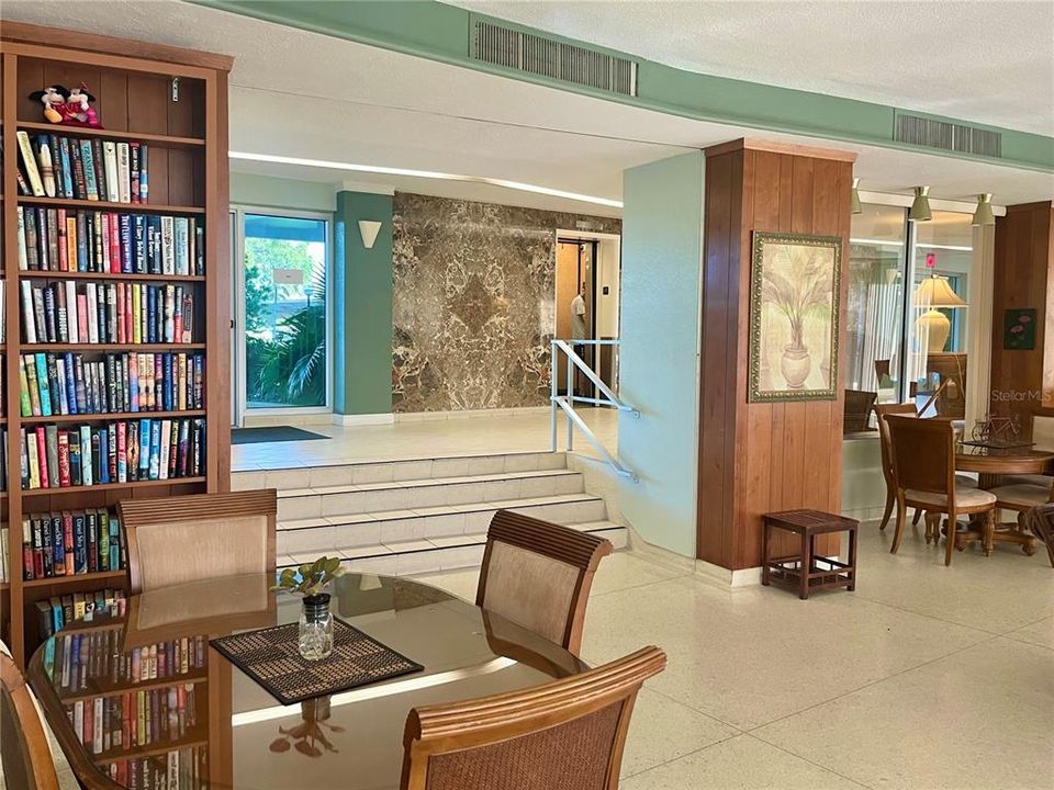 На продажу: $199,900 (2 спален, 2 ванн, 1038 Квадратных фут)