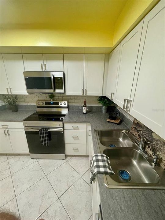 На продажу: $199,900 (2 спален, 2 ванн, 1038 Квадратных фут)