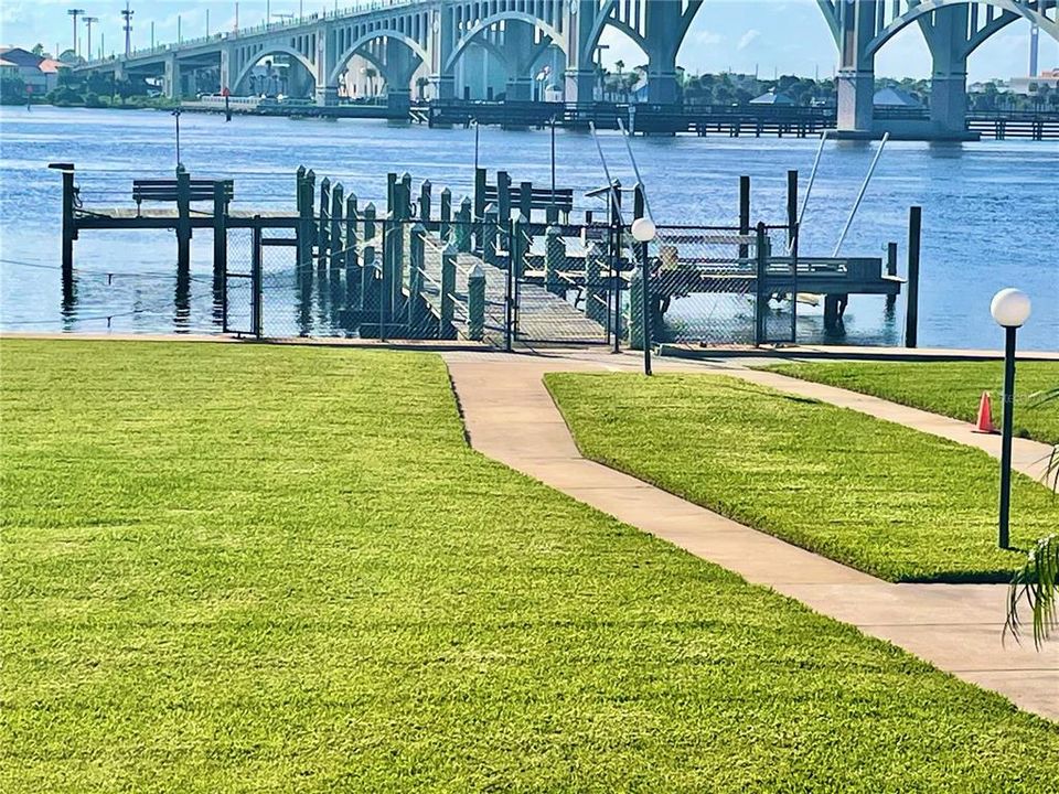 На продажу: $199,900 (2 спален, 2 ванн, 1038 Квадратных фут)