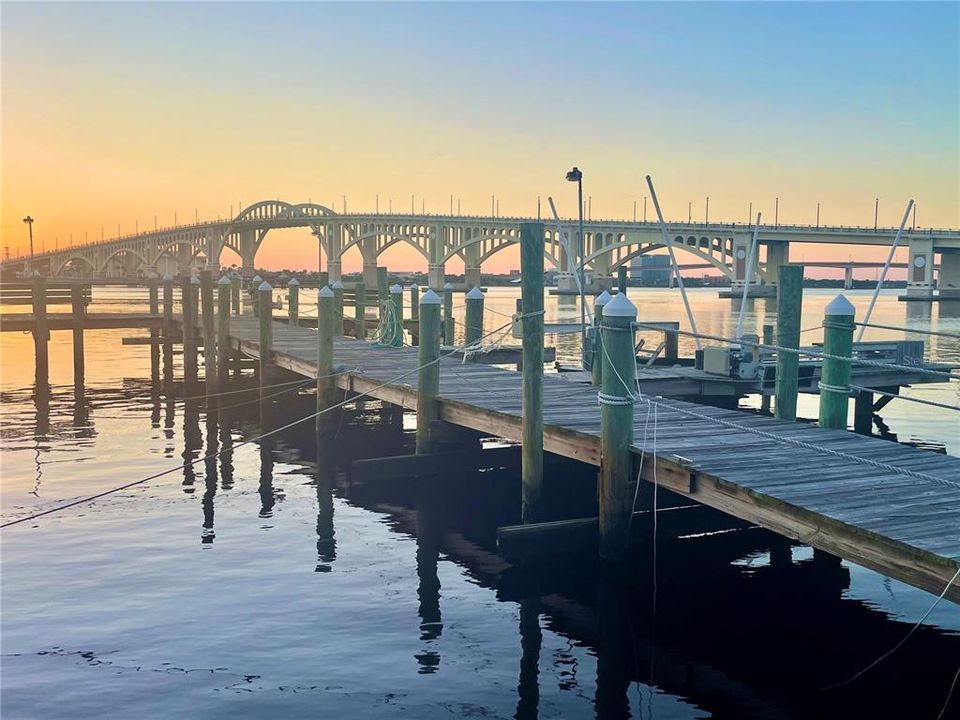 На продажу: $199,900 (2 спален, 2 ванн, 1038 Квадратных фут)