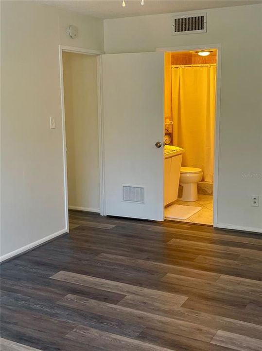 На продажу: $199,900 (2 спален, 2 ванн, 1038 Квадратных фут)