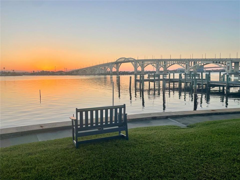 На продажу: $199,900 (2 спален, 2 ванн, 1038 Квадратных фут)