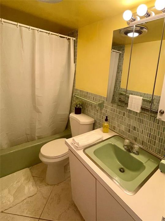 На продажу: $199,900 (2 спален, 2 ванн, 1038 Квадратных фут)