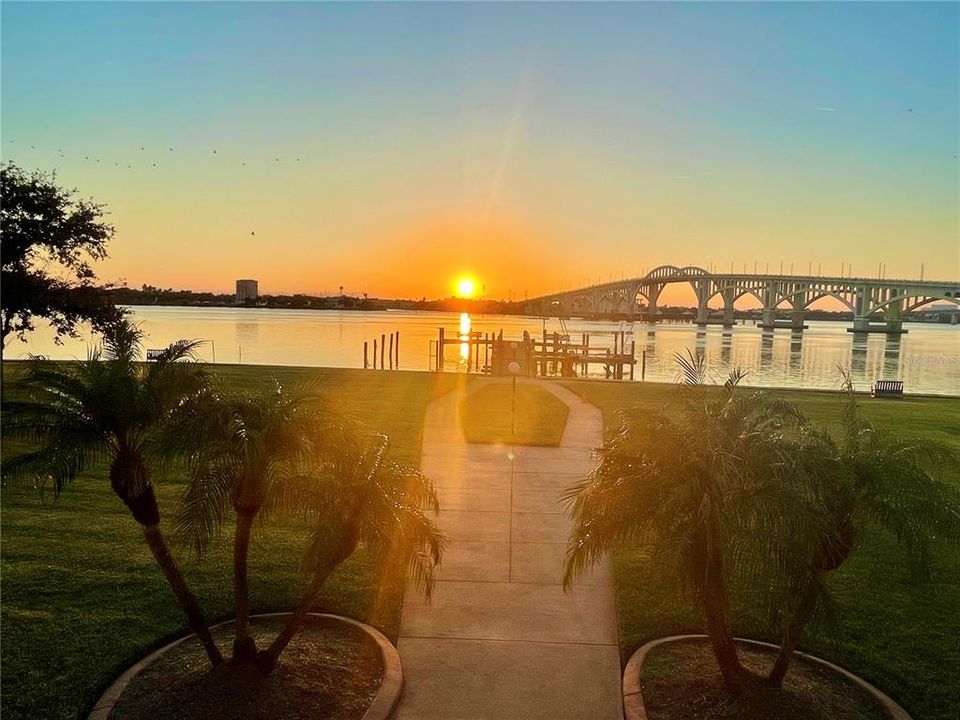 На продажу: $199,900 (2 спален, 2 ванн, 1038 Квадратных фут)