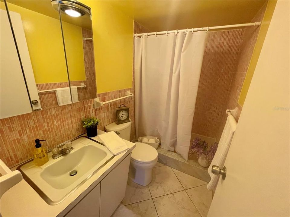 На продажу: $199,900 (2 спален, 2 ванн, 1038 Квадратных фут)