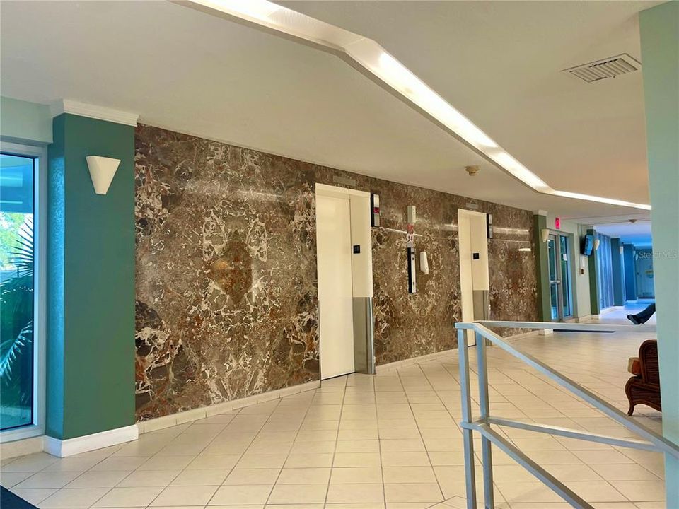 На продажу: $199,900 (2 спален, 2 ванн, 1038 Квадратных фут)