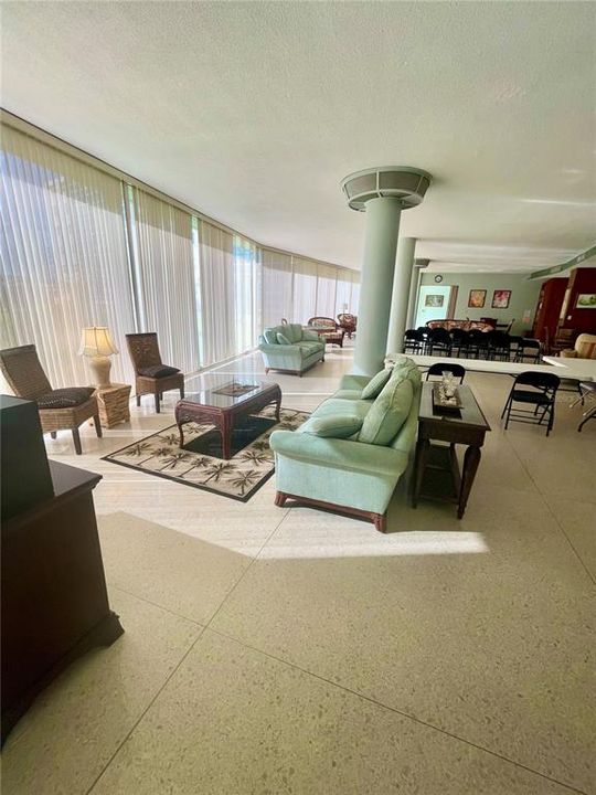 На продажу: $199,900 (2 спален, 2 ванн, 1038 Квадратных фут)