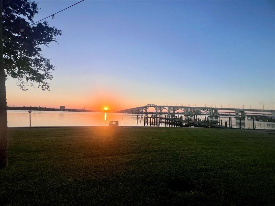 На продажу: $199,900 (2 спален, 2 ванн, 1038 Квадратных фут)