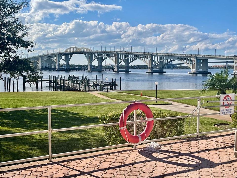 На продажу: $199,900 (2 спален, 2 ванн, 1038 Квадратных фут)