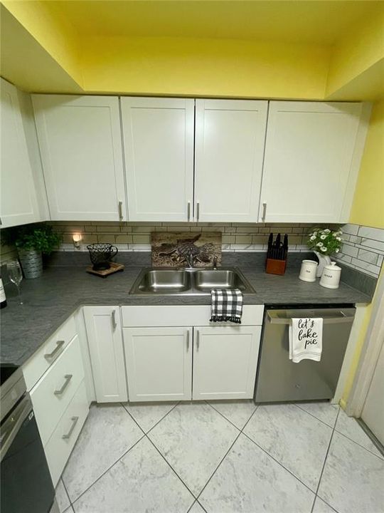 На продажу: $199,900 (2 спален, 2 ванн, 1038 Квадратных фут)