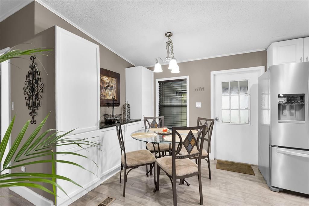 For Sale: $127,500 (2 beds, 2 baths, 832 Square Feet)