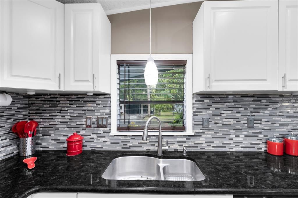 For Sale: $127,500 (2 beds, 2 baths, 832 Square Feet)