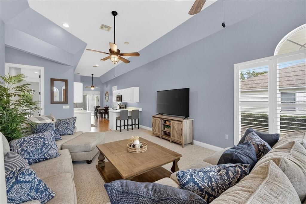 Под контрактом: $405,000 (2 спален, 2 ванн, 1384 Квадратных фут)