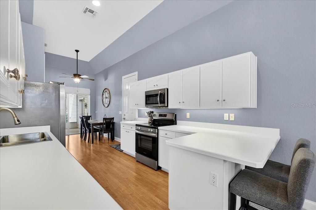 Под контрактом: $405,000 (2 спален, 2 ванн, 1384 Квадратных фут)