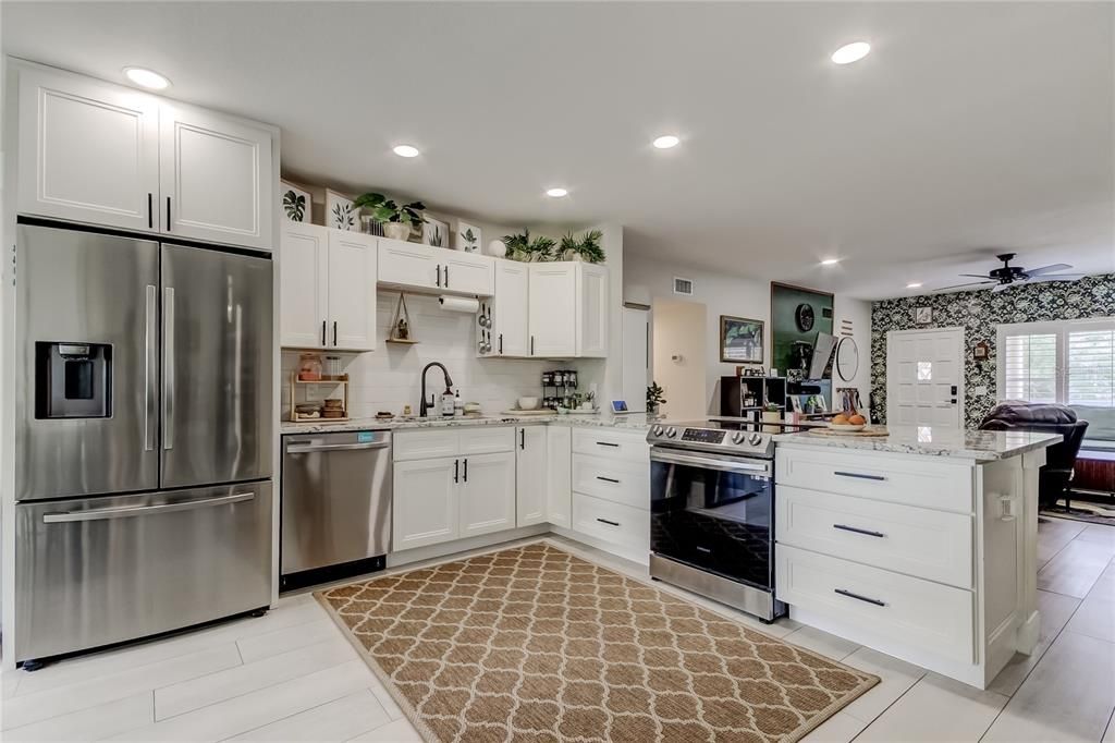 For Sale: $300,000 (2 beds, 2 baths, 1340 Square Feet)