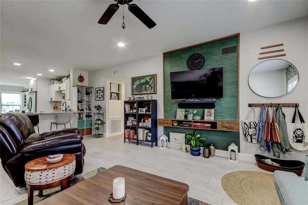 For Sale: $300,000 (2 beds, 2 baths, 1340 Square Feet)