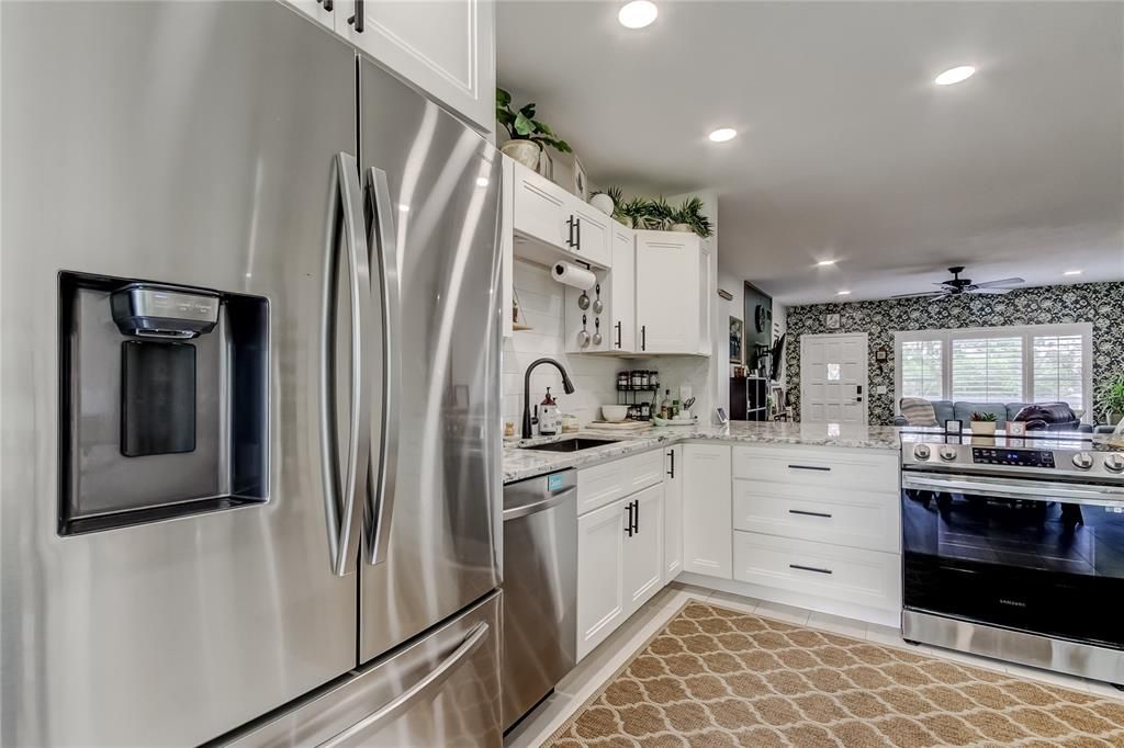 For Sale: $300,000 (2 beds, 2 baths, 1340 Square Feet)