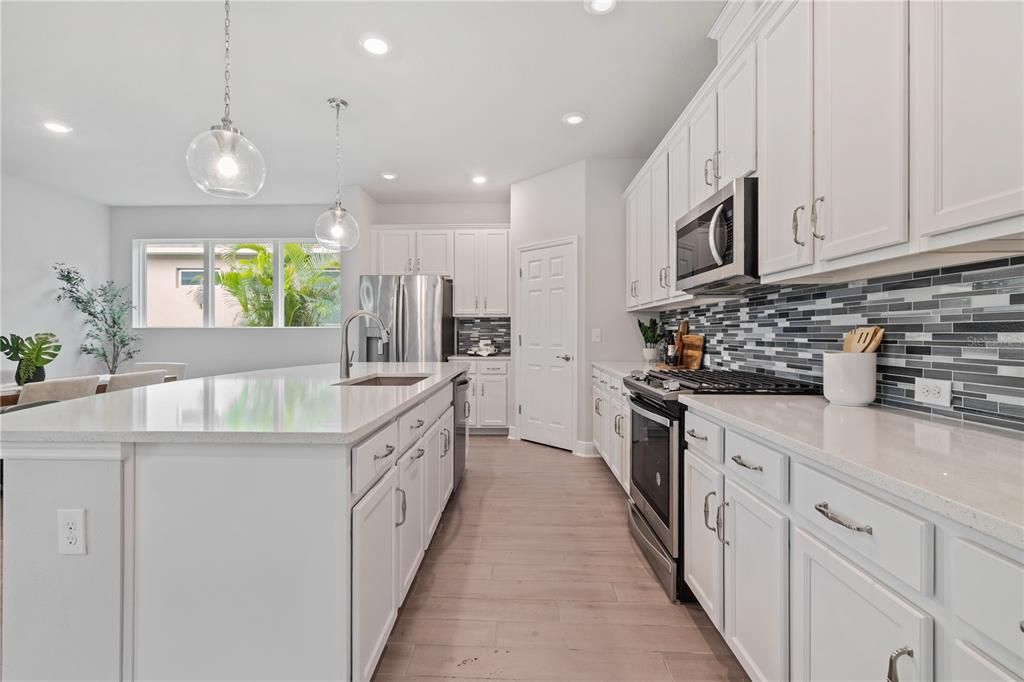 For Sale: $449,000 (2 beds, 2 baths, 1927 Square Feet)