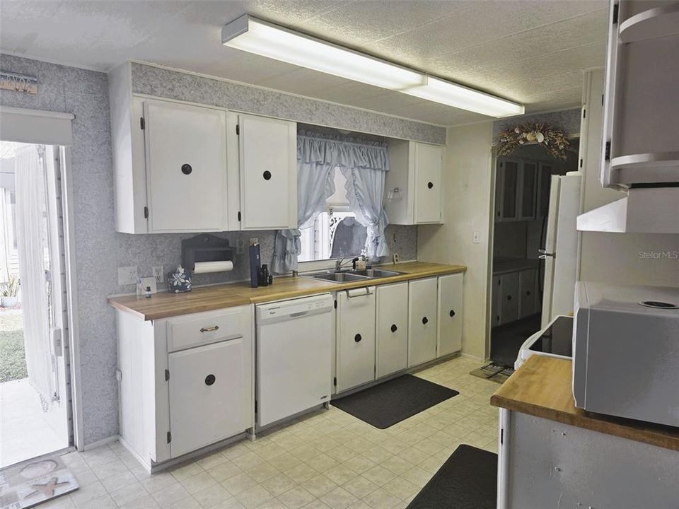 For Sale: $169,900 (2 beds, 2 baths, 960 Square Feet)