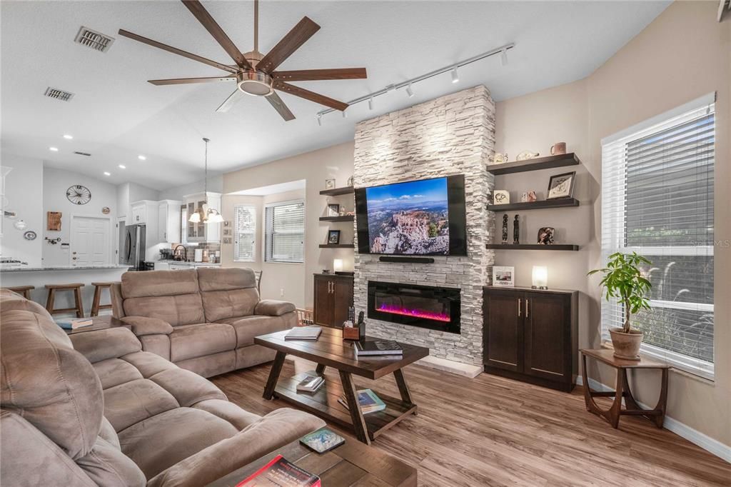 合同活跃: $299,900 (3 贝兹, 2 浴室, 1670 平方英尺)