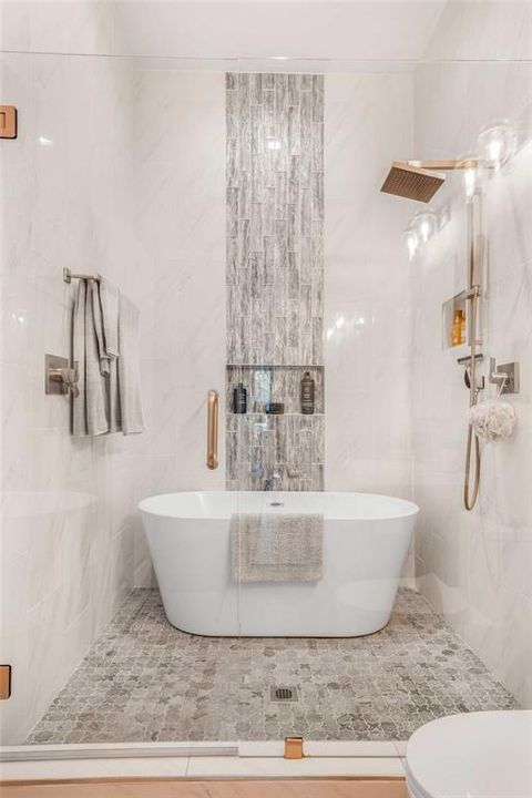 合同活跃: $299,900 (3 贝兹, 2 浴室, 1670 平方英尺)