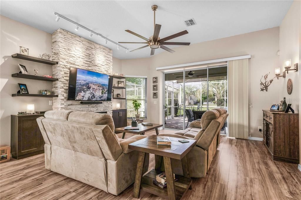 合同活跃: $299,900 (3 贝兹, 2 浴室, 1670 平方英尺)