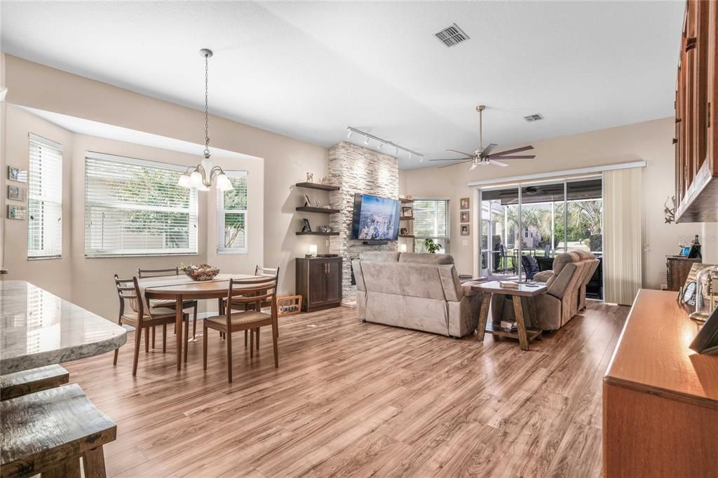 合同活跃: $299,900 (3 贝兹, 2 浴室, 1670 平方英尺)