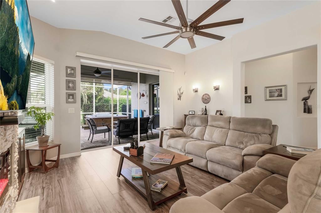 合同活跃: $299,900 (3 贝兹, 2 浴室, 1670 平方英尺)