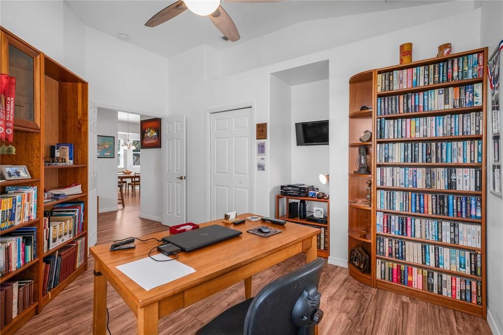 合同活跃: $299,900 (3 贝兹, 2 浴室, 1670 平方英尺)