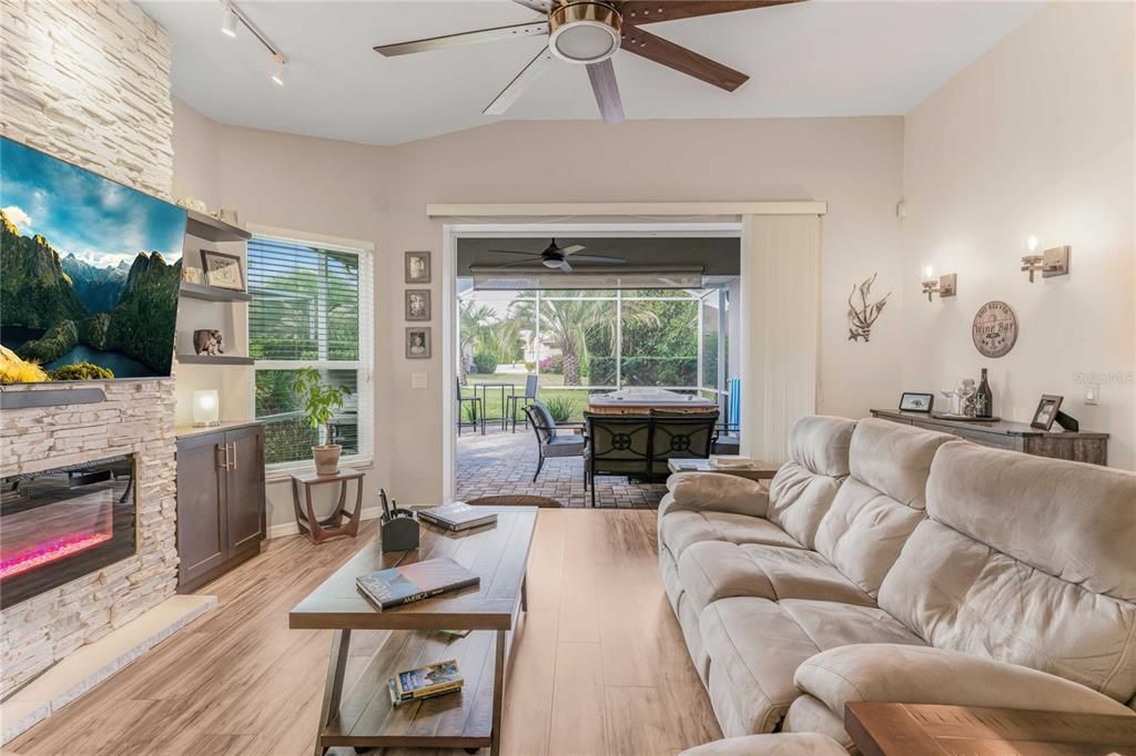 合同活跃: $299,900 (3 贝兹, 2 浴室, 1670 平方英尺)