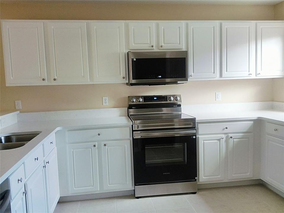 合同活跃: $369,900 (3 贝兹, 2 浴室, 1715 平方英尺)