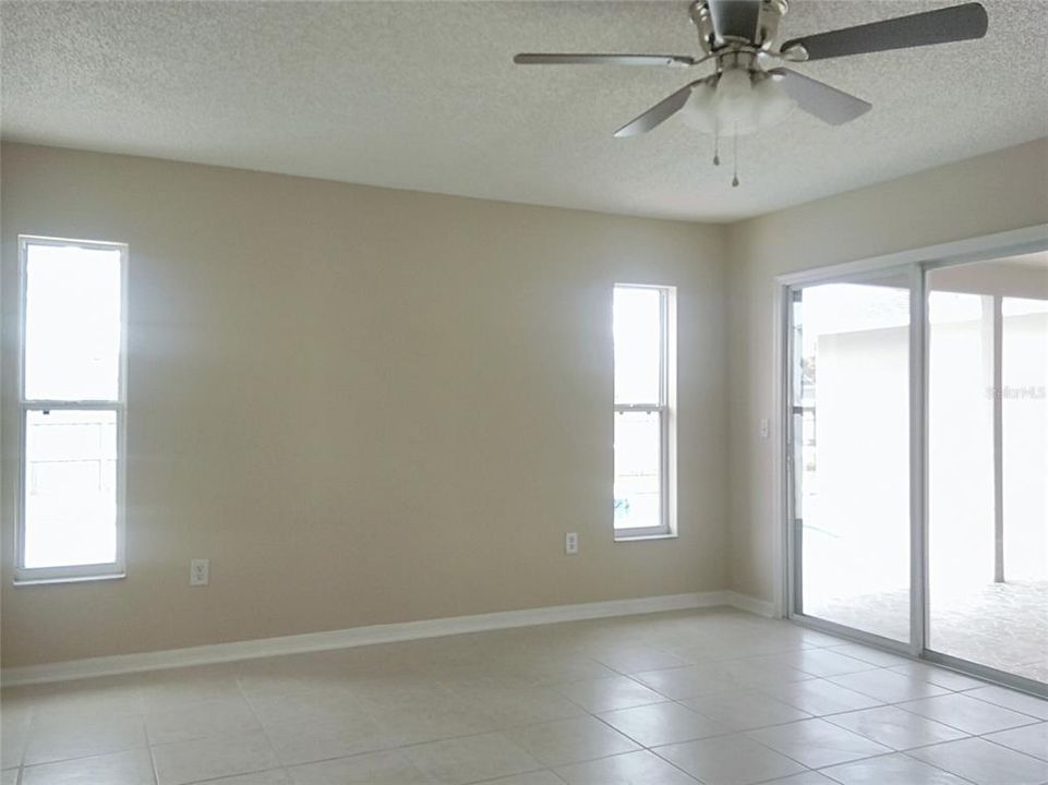 合同活跃: $369,900 (3 贝兹, 2 浴室, 1715 平方英尺)