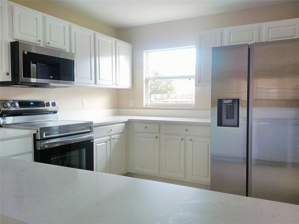 合同活跃: $369,900 (3 贝兹, 2 浴室, 1715 平方英尺)