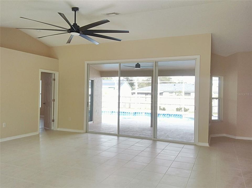 合同活跃: $369,900 (3 贝兹, 2 浴室, 1715 平方英尺)