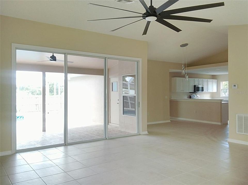 合同活跃: $369,900 (3 贝兹, 2 浴室, 1715 平方英尺)